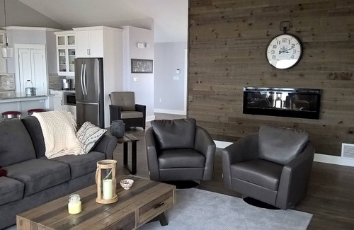 Montague House | Relaxing Summer Retreat by the Scenic Montague River