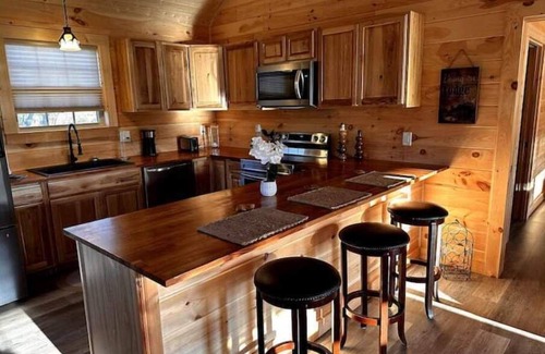 Jonesborough Cabin | Perfect Getaway: Sunset Bliss Cabin in Jonesborough