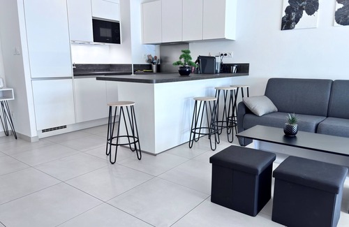Saint-Cyr-sur-Mer Apartment | New T2 500 m from the beach, beautiful terrace, parking, in absolute calm