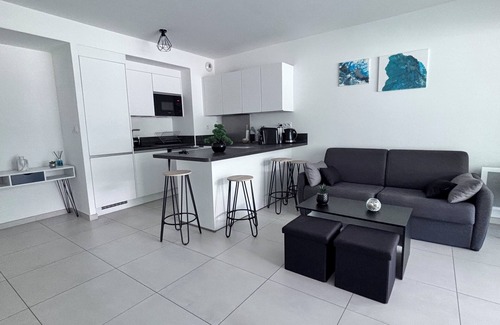 Saint-Cyr-sur-Mer Apartment | New T2 500 m from the beach, beautiful terrace, parking, in absolute calm