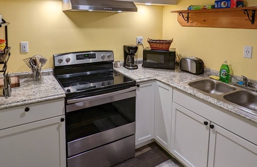Gansevoort Apartment | NEW! The Birds Nest - No Clean Fee, Pets, WIFI, Coffee & Tea, TV