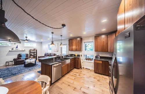 Hardin Cabin | Cozy Cabin Retreat Steps from the Lake with Great Amenities