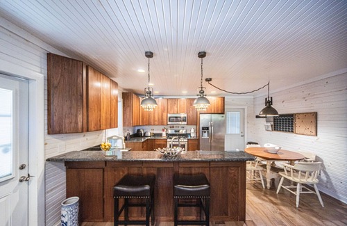 Hardin Cabin | Cozy Cabin Retreat Steps from the Lake with Great Amenities