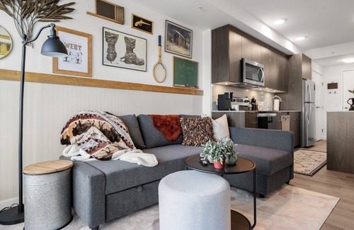 Crescent Heights Apartment | Discover Calgary Saloon: 1BR with Rooftop Patio & AC