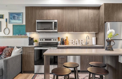 Crescent Heights Apartment | Discover Calgary Saloon: 1BR with Rooftop Patio & AC