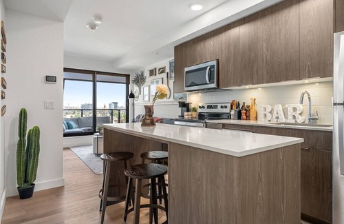 Crescent Heights Apartment | Discover Calgary Saloon: 1BR with Rooftop Patio & AC