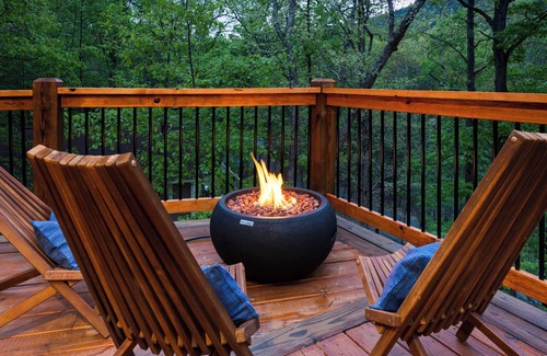 Massanutten House | *NEW* The Chalet~Resort~Hot Tub~GameRoom~FirePIt