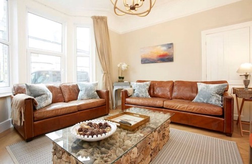 York House | Discover The City Escape: Elegant Townhouse with Spa & Breakfast