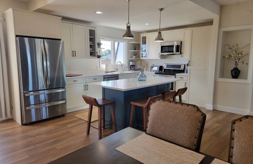 Bay Colony House | Experience The Pearl: Waterfront Retreat with Pool & Dock