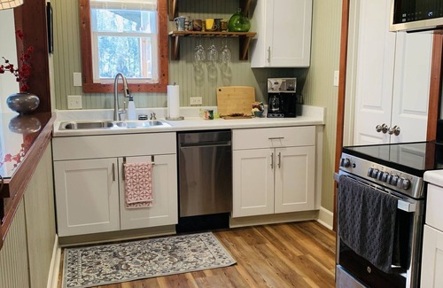 Carencro Cottage | Discover Potters Cottage: Perfect Getaway with Breakfast