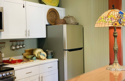 Carencro Cottage | Discover Potters Cottage: Perfect Getaway with Breakfast