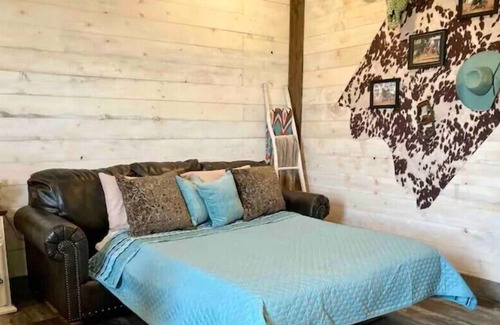 Fort Towson Cabin | ~New The Ranch Cabin on 80 acre horse ranch~Peaceful~ With Fishing Pond.
