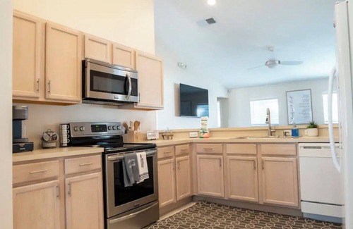 Lake Davenport Estates Villa | Discover Themed Rooms and a Heated Pool for Your Stay