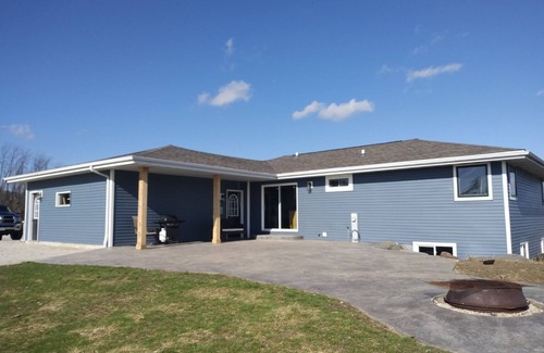 Waldo House | Pet-Friendly Three Bedroom Ranch with Theatre Room & Patio