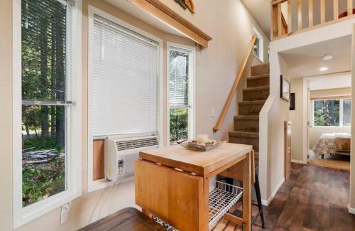 Ashford House | Cozy Tiny Home Near Mt. Rainier with Hot Tub Access
