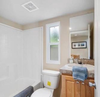 Ashford House | Cozy Tiny Home Near Mt. Rainier with Hot Tub Access