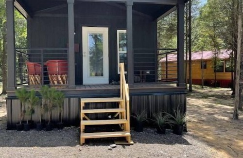 Athens House | Modern Tiny Home with Dog Park & Spa Access, Rated 10/10