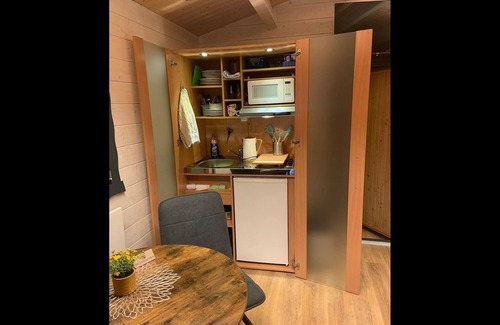 Schoeningen House | Cozy Tiny House Cabin: Pet-Friendly Retreat with Top Ratings