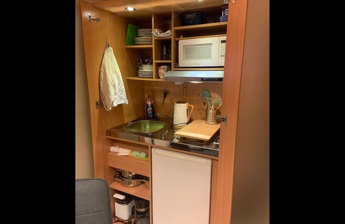 Schoeningen House | Cozy Tiny House Cabin: Pet-Friendly Retreat with Top Ratings