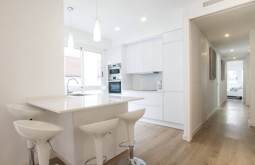 Alicante City Centre Apartment | Cozy Apartment with A/C, Steps to Beach & City Center