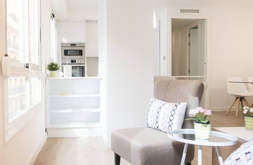 Alicante City Centre Apartment | Cozy Apartment with A/C, Steps to Beach & City Center