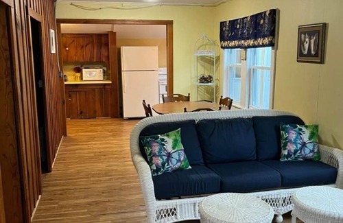 Hampton Cottage | Cozy 2-Bedroom Cottage Steps from the Beach with Ocean View