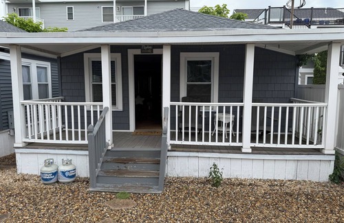 Hampton Cottage | Cozy 2-Bedroom Cottage Steps from the Beach with Ocean View