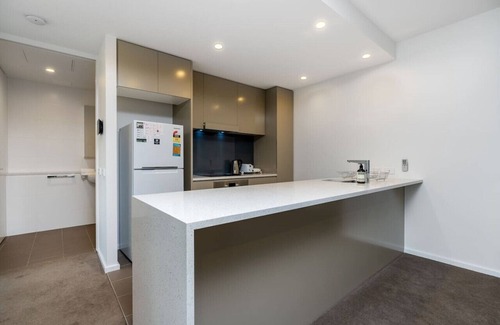 Kingston Apartment | Discover Kingston Foreshore: Garden View & Spa Retreat