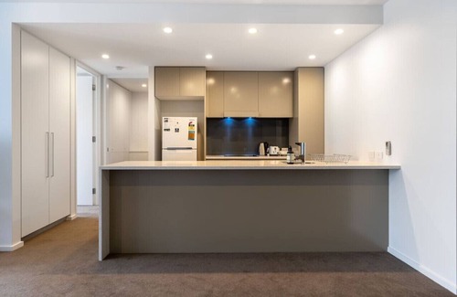 Kingston Apartment | Discover Kingston Foreshore: Garden View & Spa Retreat