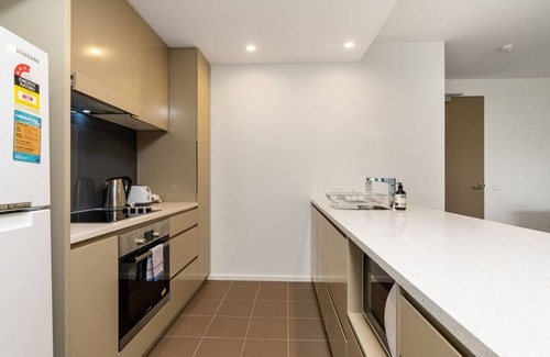 Kingston Apartment | Discover Kingston Foreshore: Garden View & Spa Retreat