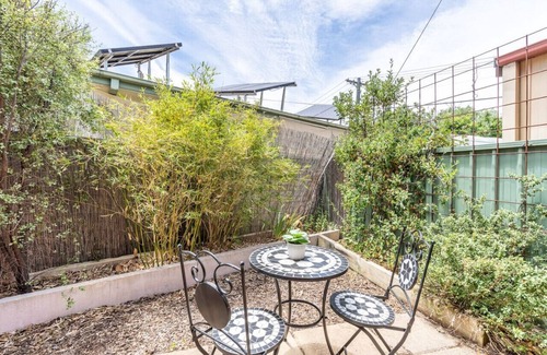 Dickson Apartment | Inviting 1BR Courtyard Unit in Tranquil Dickson