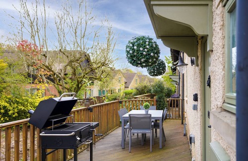 Cirencester Cottage | Discover Toad Hall: Family-Friendly with Lake Access & Pool