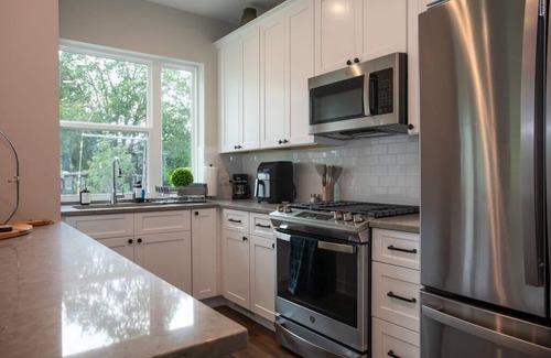 Naperville House | Exceptional New Townhome Near Downtown with King Bed