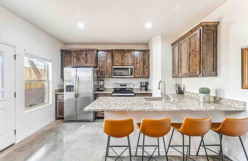 Stephenville House | Modern Townhome Near Tarleton - Top Rated Family Escape