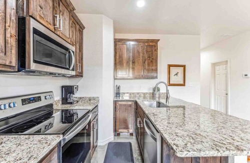 Stephenville House | Modern Townhome Near Tarleton - Top Rated Family Escape