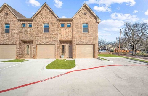 Stephenville House | Modern Townhome Near Tarleton - Top Rated Family Escape