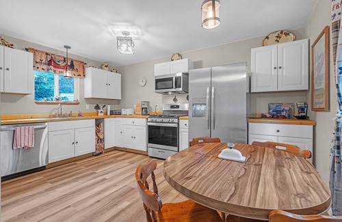 Enumclaw House | NEW! Treehaven Barn 3-Bedroom Farmhouse - Pets Allowed