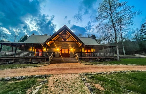 Demorest Cabin | Idyllic Twin River Cabin: 3-Bedroom Lodge with Hot Tub