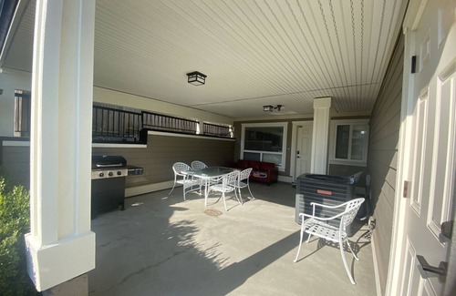 White Rock House | Cozy Oceanfront Two-Bedroom Suite with Prime Parking