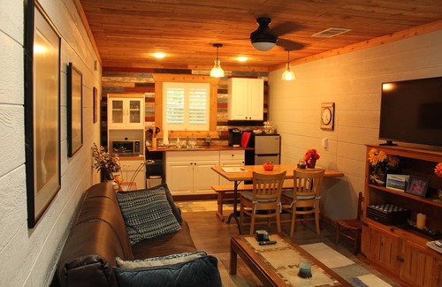 Weatherford House | New Detachable Guest Suite with Kitchen & Breakfast Included