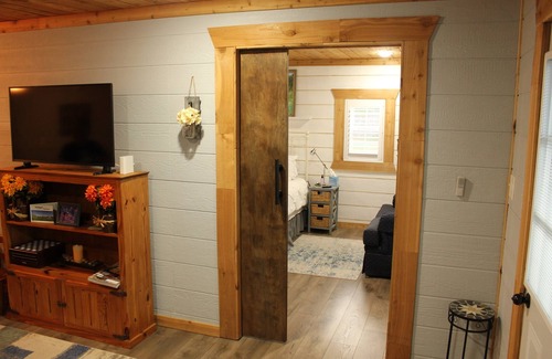 Weatherford House | New Detachable Guest Suite with Kitchen & Breakfast Included