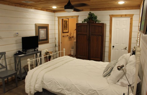 Weatherford House | New Detachable Guest Suite with Kitchen & Breakfast Included