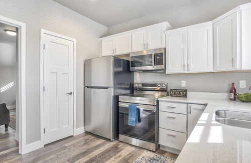 Northeast Colorado Springs Condo | Pet-Friendly Upper Condo with Covered Deck and Spa