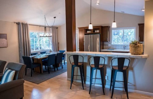 Boyd Acres House | Elegant Home with Hot Tub & Backyard Oasis Retreat