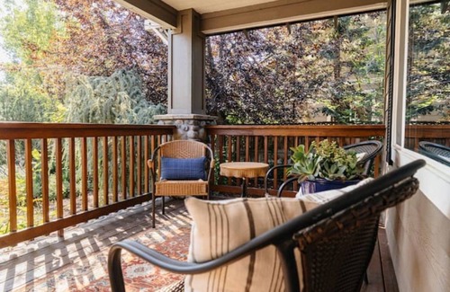 Boyd Acres House | Elegant Home with Hot Tub & Backyard Oasis Retreat