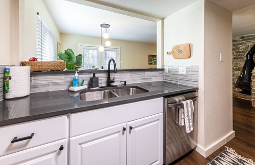 Zilker Condo | NEW! Vibrant Zilker Condo - Sleeps 5, Free Parking
