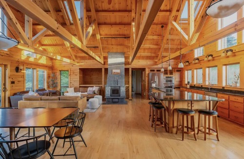 Julian Cabin | Scenic Views Near PSU with Hot Tub & Family-Friendly Space