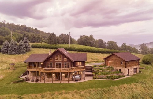 Julian Cabin | Scenic Views Near PSU with Hot Tub & Family-Friendly Space