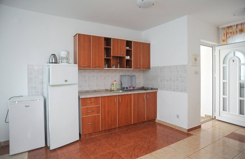 Caska Apartment | Vila Caska: Relax by the Sea with Pool & Ocean View