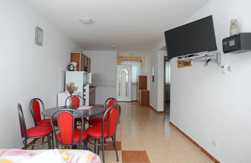 Caska Apartment | Vila Caska: Relax by the Sea with Pool & Ocean View